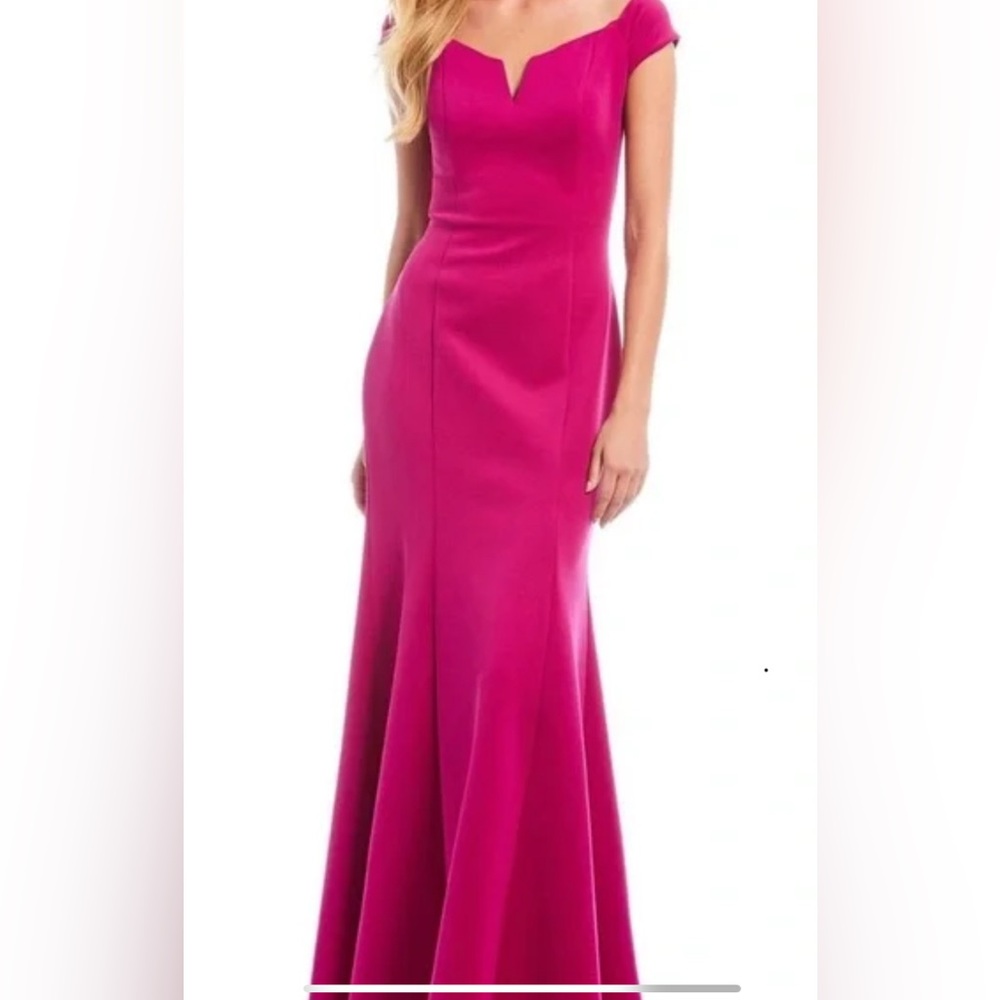 NWOT Vince Camuto gown, off the shoulders in size 2 
Color fushia